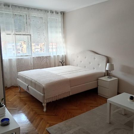 Red Square Apartment Pirot Luaran gambar