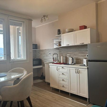 Red Square Apartment Pirot Luaran gambar