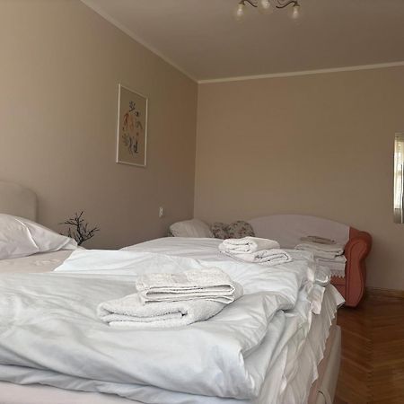 Red Square Apartment Pirot Luaran gambar