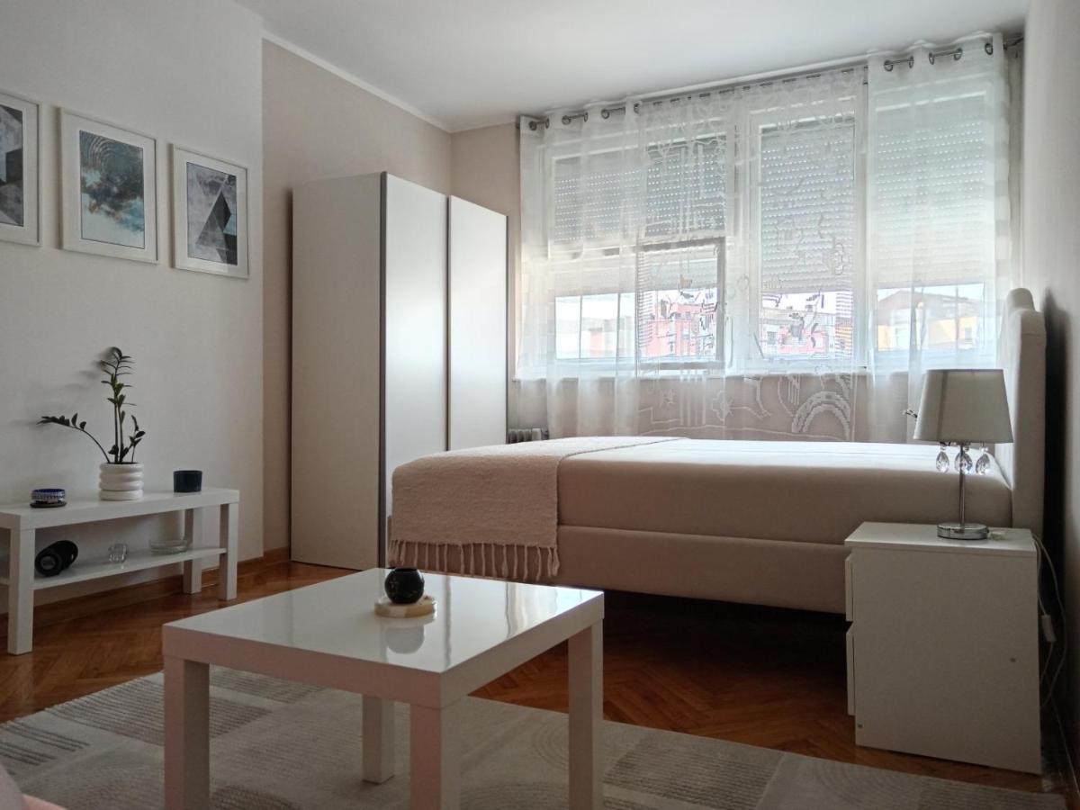 Red Square Apartment Pirot Luaran gambar