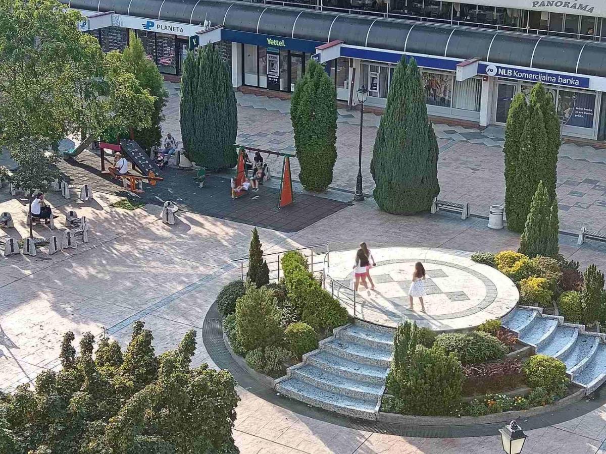 Red Square Apartment Pirot Luaran gambar