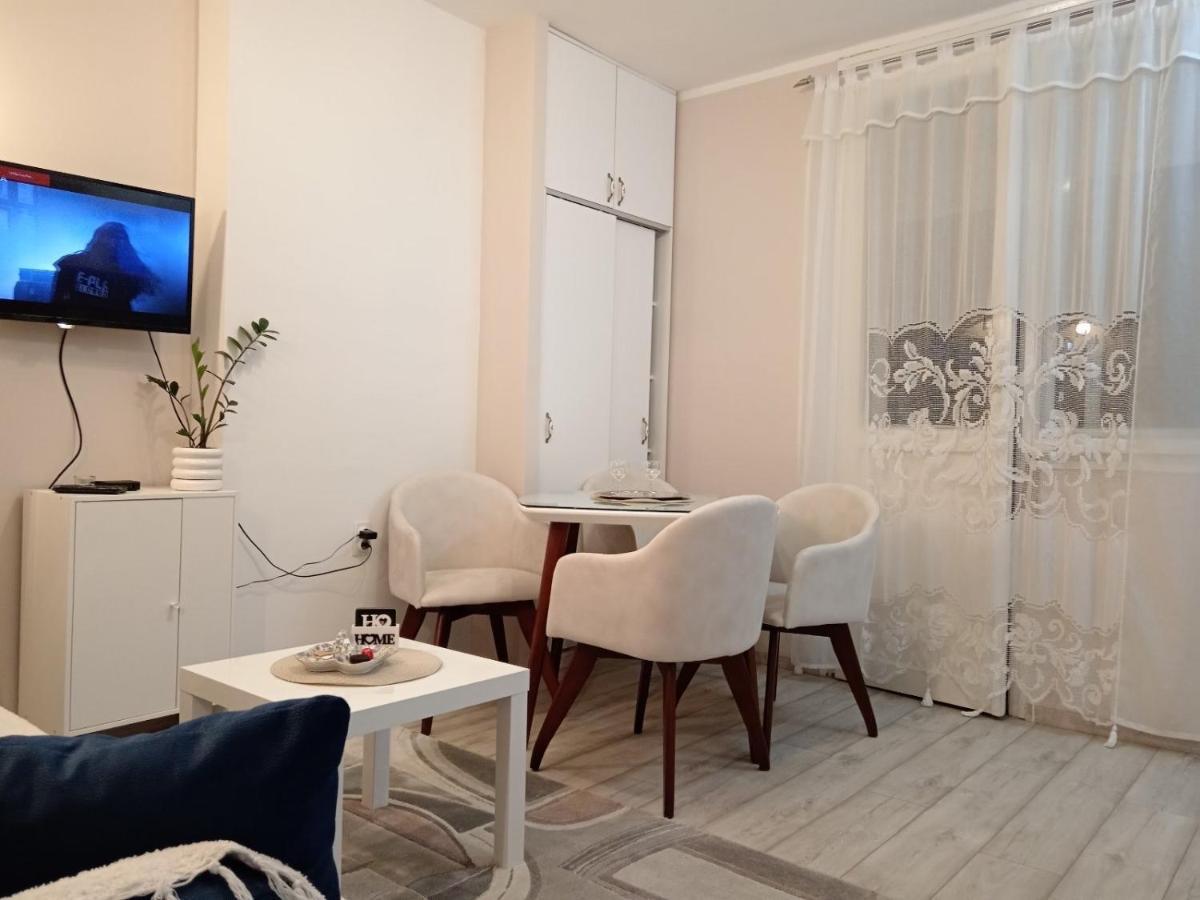 Red Square Apartment Pirot Luaran gambar