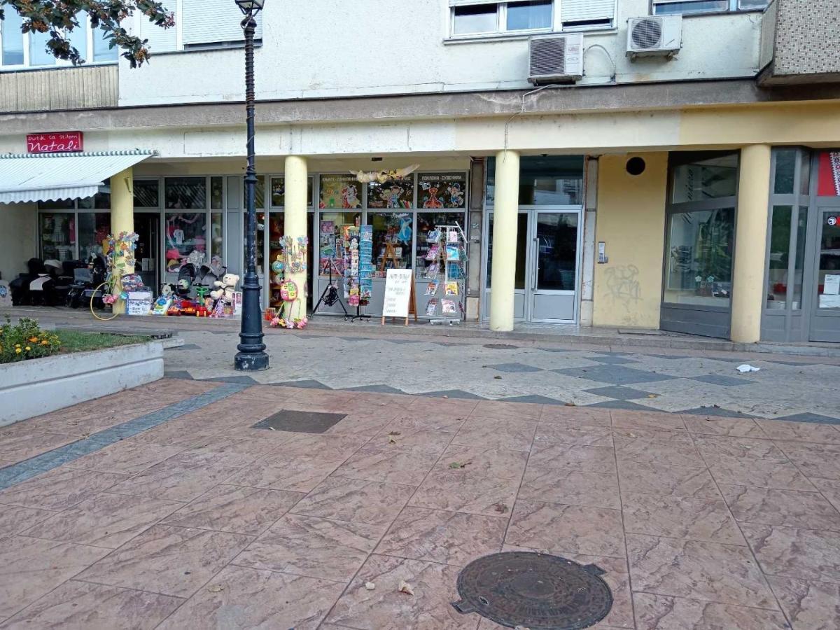 Red Square Apartment Pirot Luaran gambar