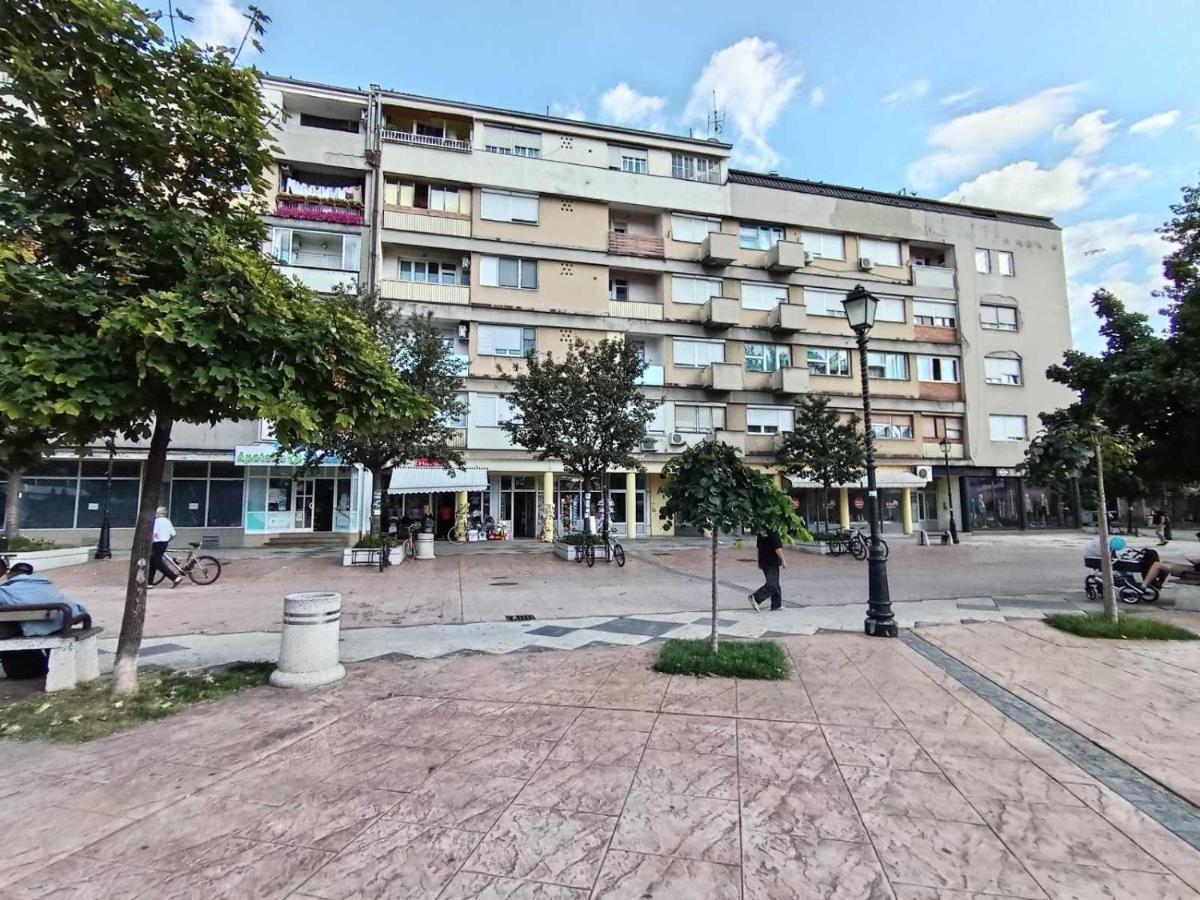 Red Square Apartment Pirot Luaran gambar
