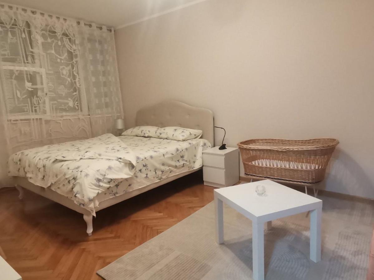 Red Square Apartment Pirot Luaran gambar