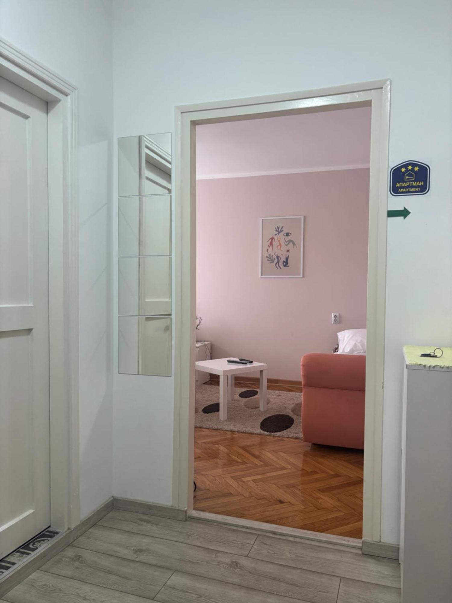 Red Square Apartment Pirot Luaran gambar
