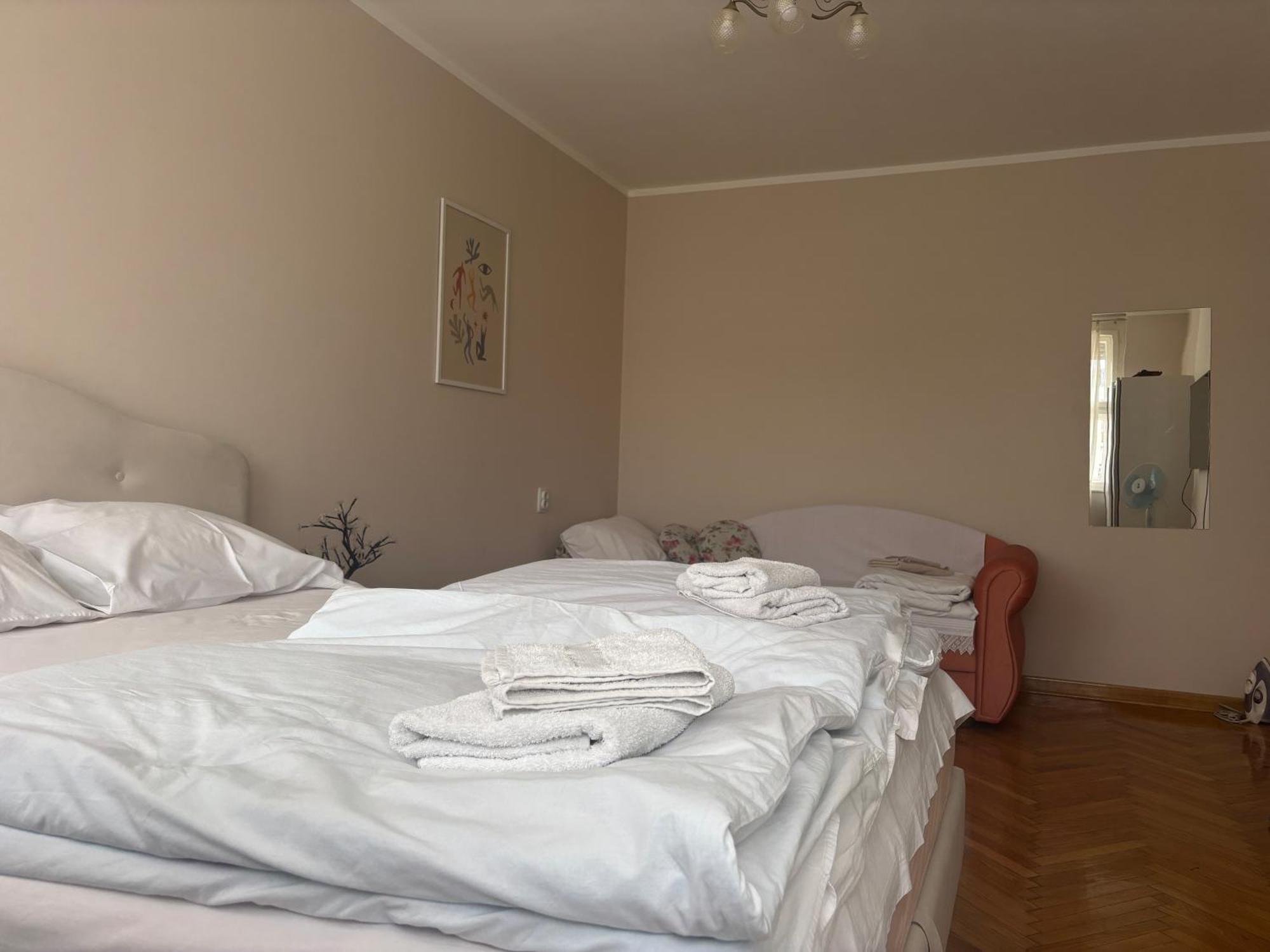 Red Square Apartment Pirot Luaran gambar