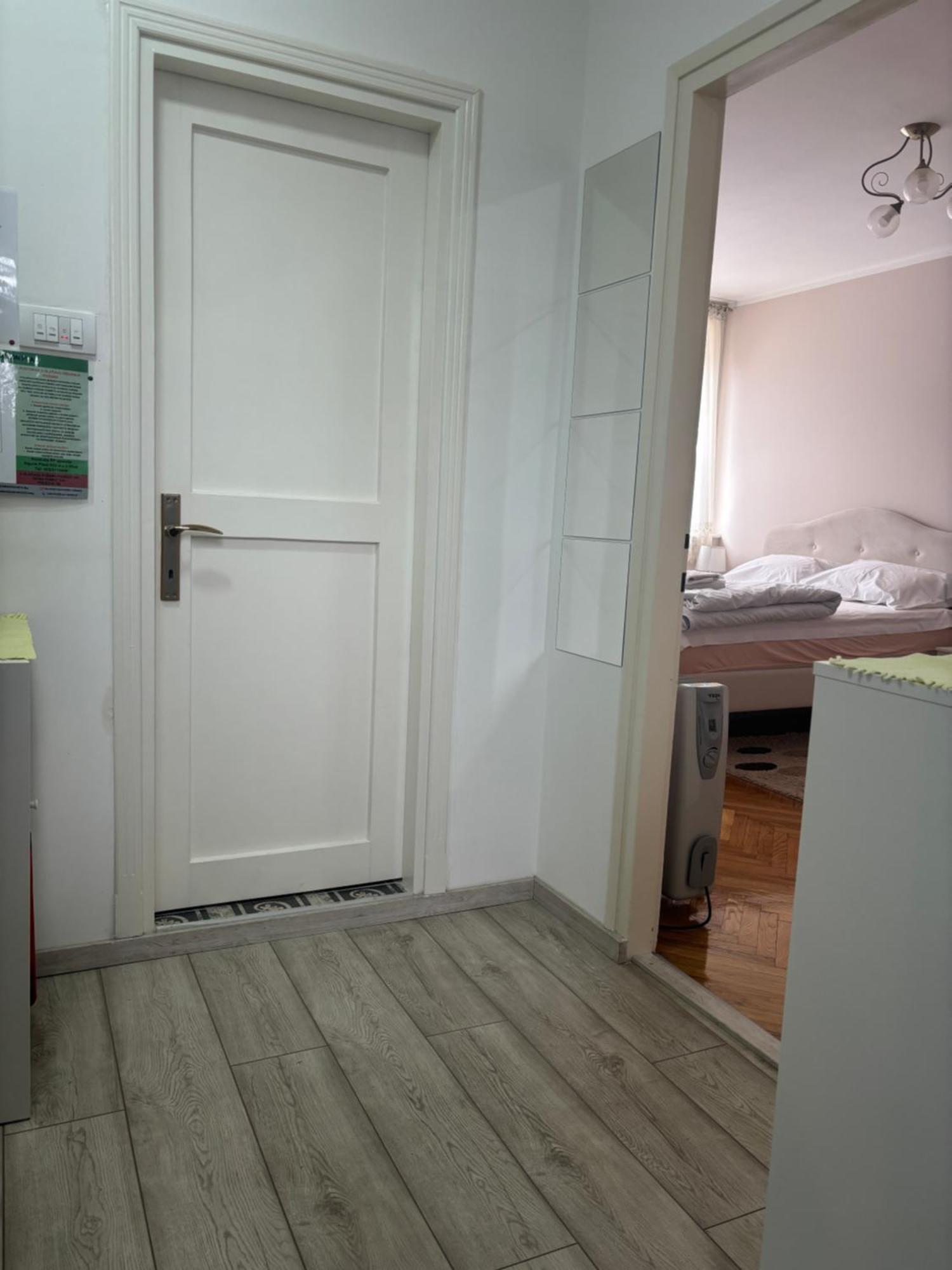 Red Square Apartment Pirot Luaran gambar