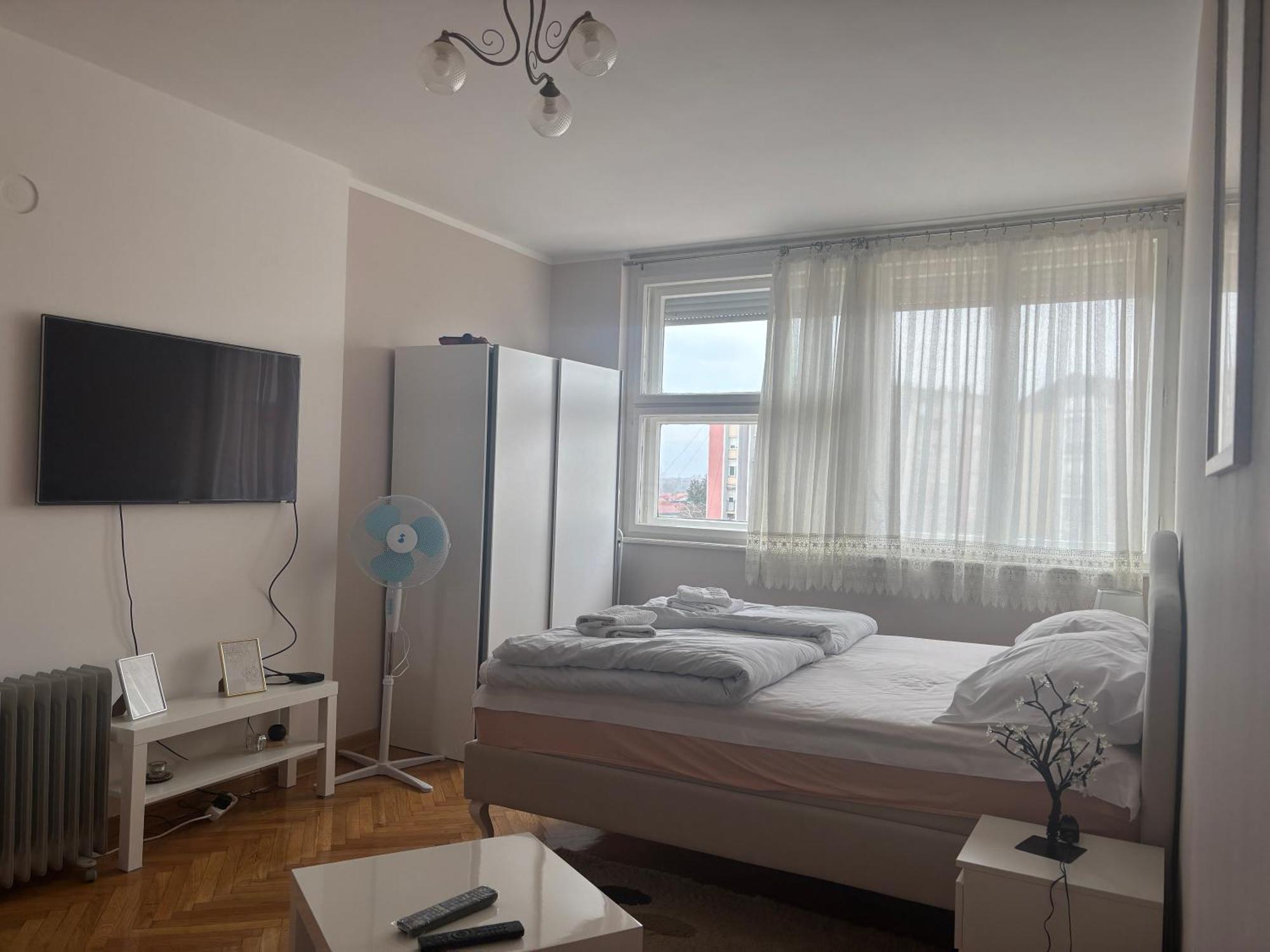 Red Square Apartment Pirot Luaran gambar