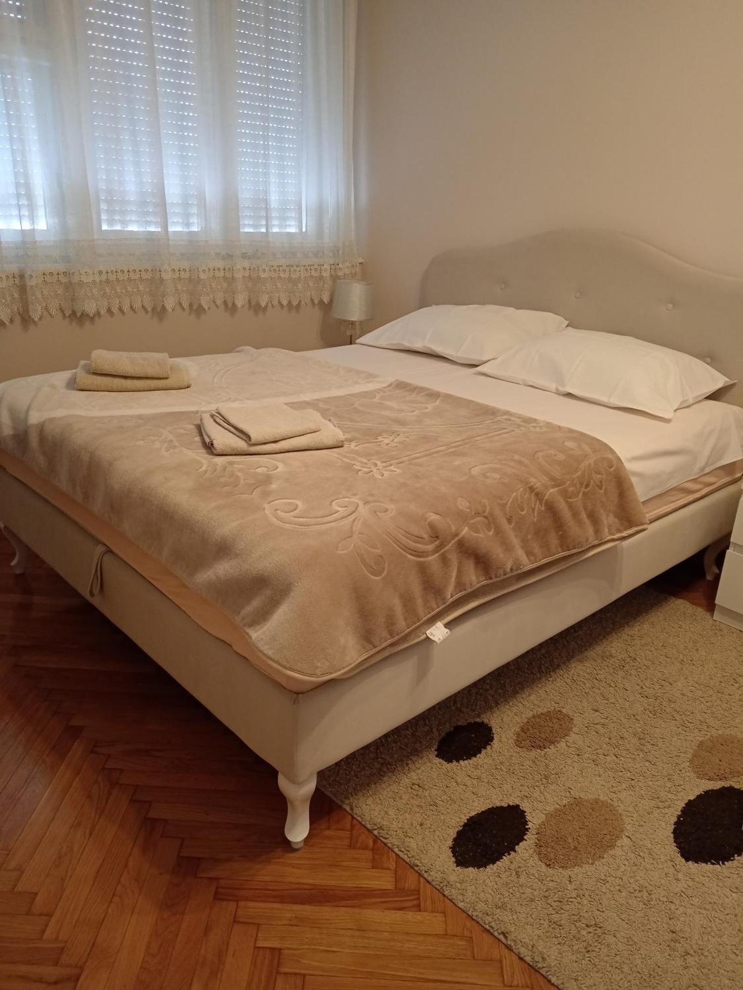 Red Square Apartment Pirot Luaran gambar